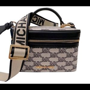 Michael Kors Jetset MD Zip Trunk. NWT.